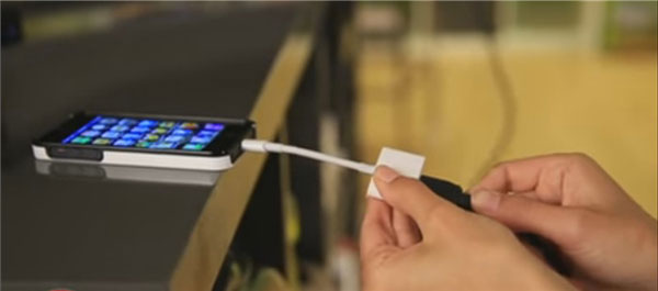 HDMIケーブルをiPhoneに挿入します