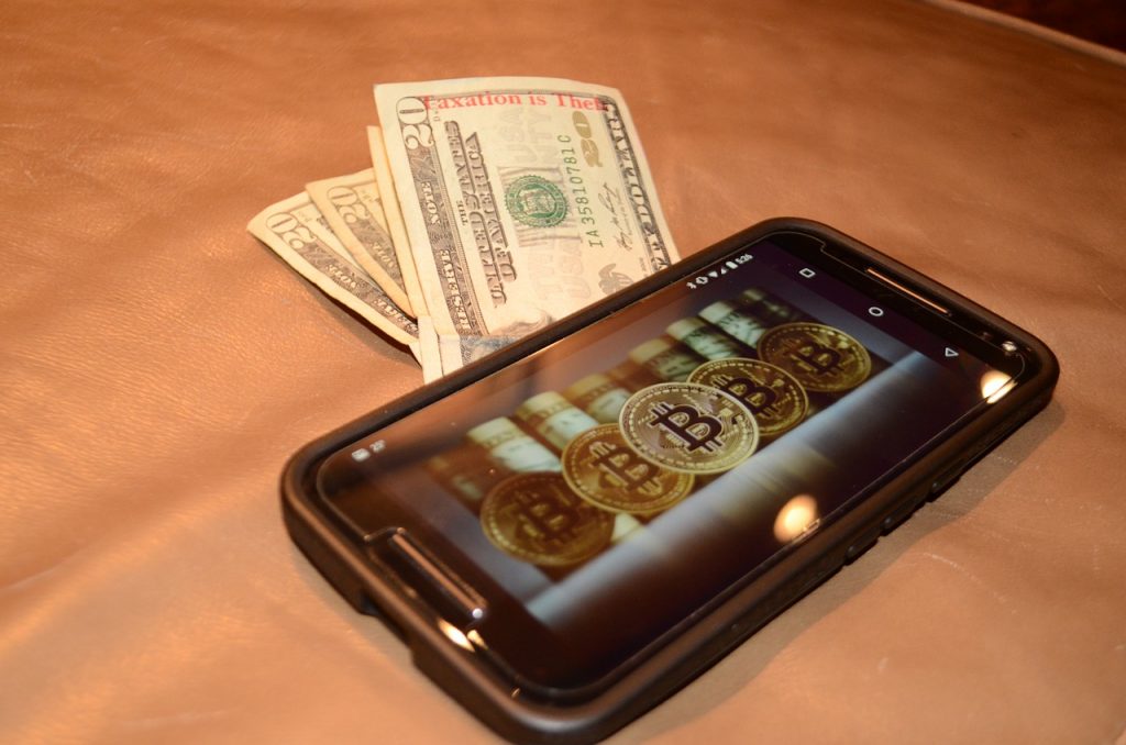 古くて壊れている：iPhoneと現金