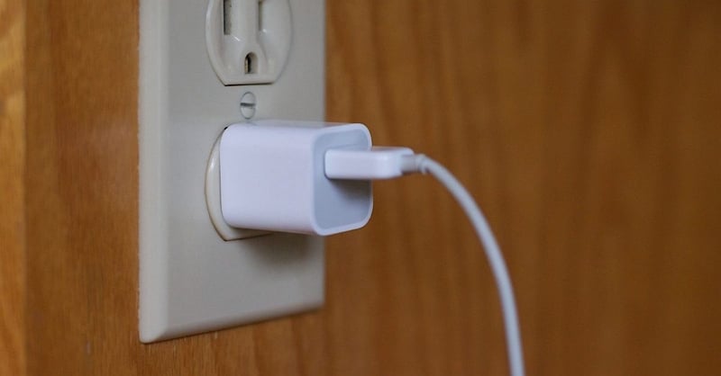 充電器プラグをチェックして、iPhoneワイヤレス充電を修正していない