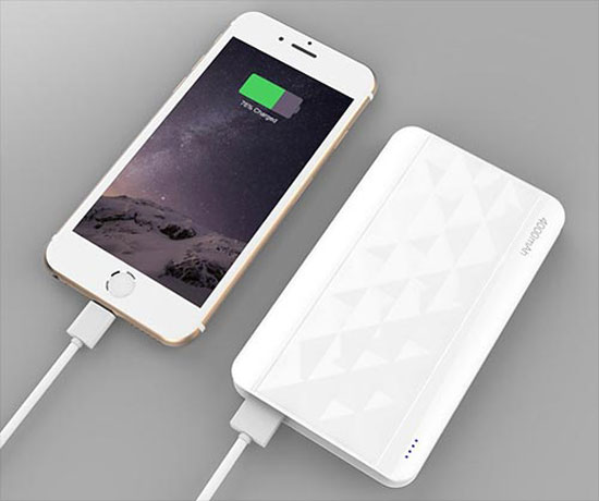 iPhoneを充電器に差し込みます